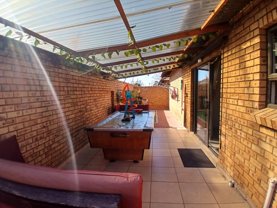 3 Bedroom Property for Sale in New Redruth Gauteng