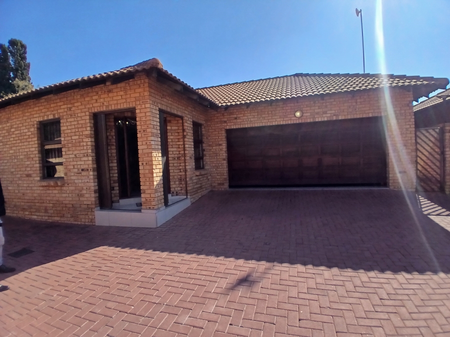 3 Bedroom Property for Sale in New Redruth Gauteng