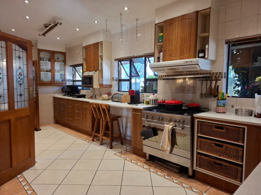 5 Bedroom Property for Sale in Lakefield Gauteng