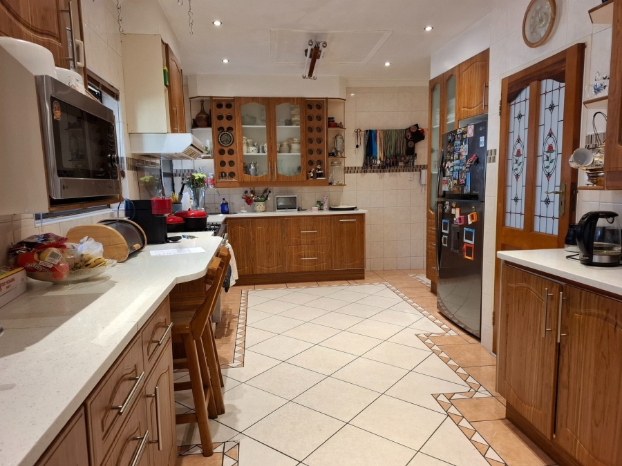 5 Bedroom Property for Sale in Lakefield Gauteng