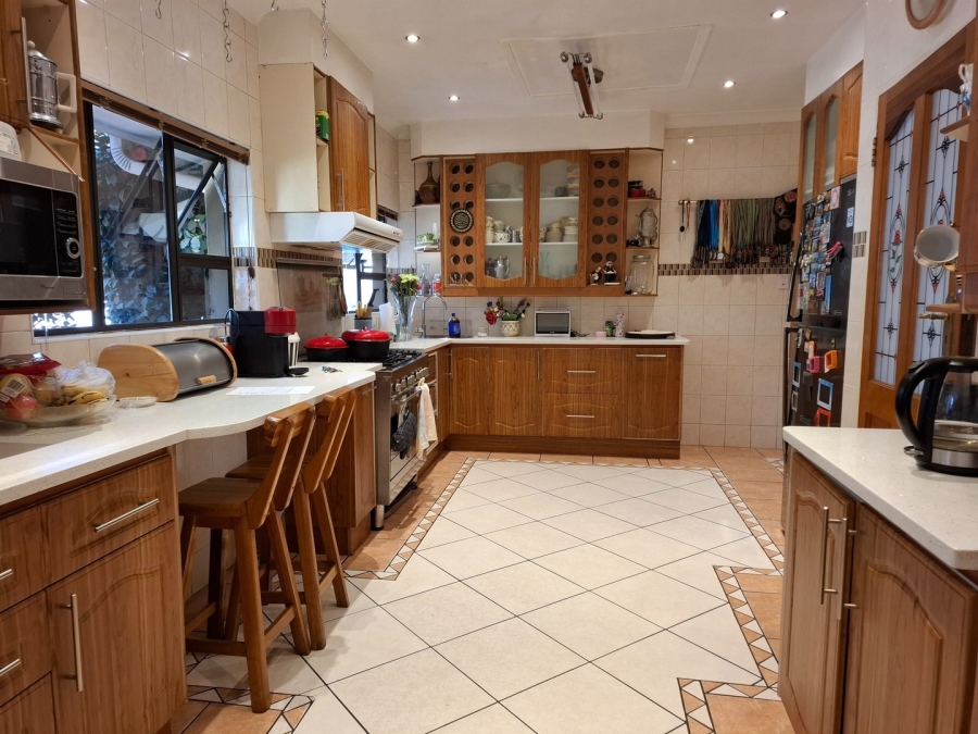 5 Bedroom Property for Sale in Lakefield Gauteng