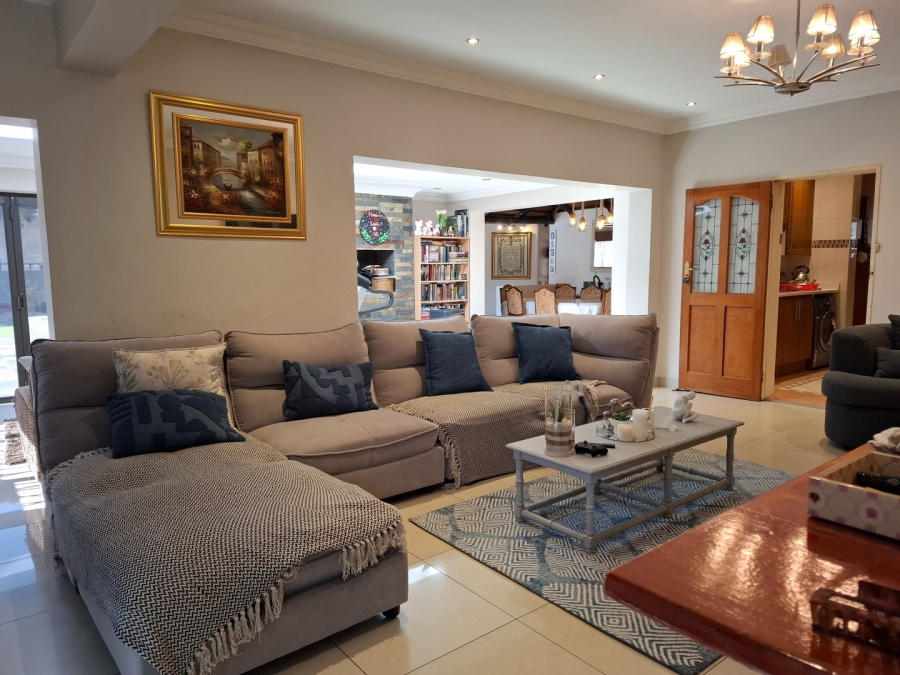 5 Bedroom Property for Sale in Lakefield Gauteng