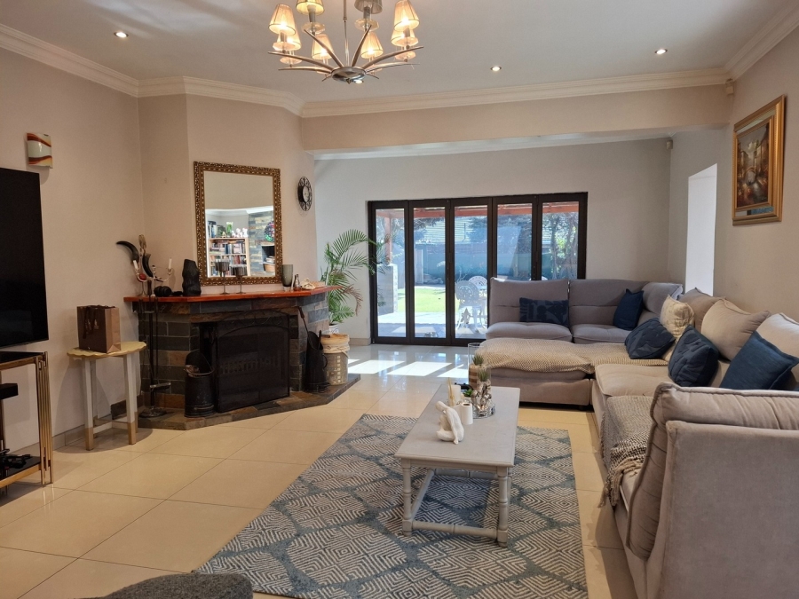 5 Bedroom Property for Sale in Lakefield Gauteng