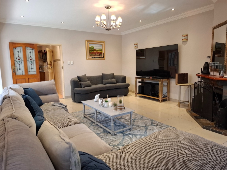 5 Bedroom Property for Sale in Lakefield Gauteng
