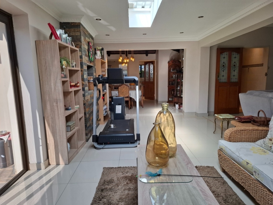 5 Bedroom Property for Sale in Lakefield Gauteng