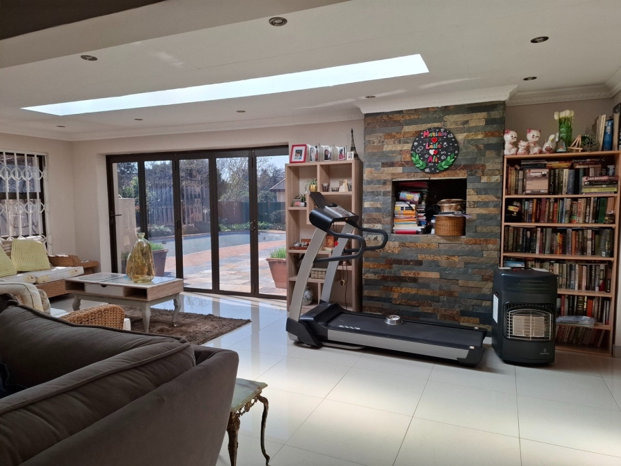 5 Bedroom Property for Sale in Lakefield Gauteng