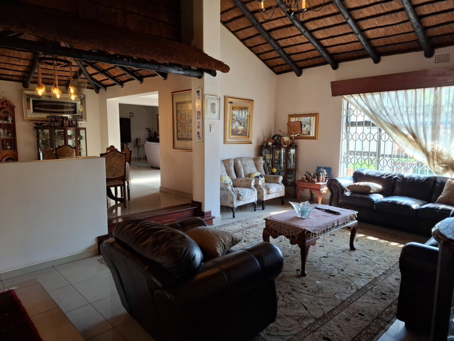 5 Bedroom Property for Sale in Lakefield Gauteng