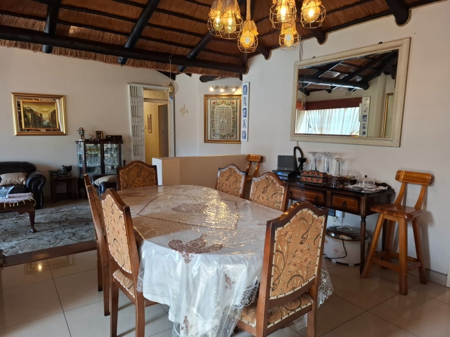 5 Bedroom Property for Sale in Lakefield Gauteng