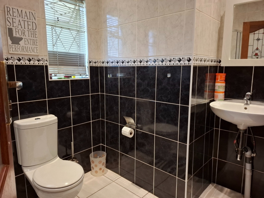 5 Bedroom Property for Sale in Lakefield Gauteng