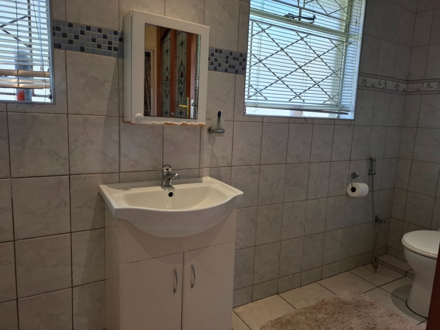 5 Bedroom Property for Sale in Lakefield Gauteng