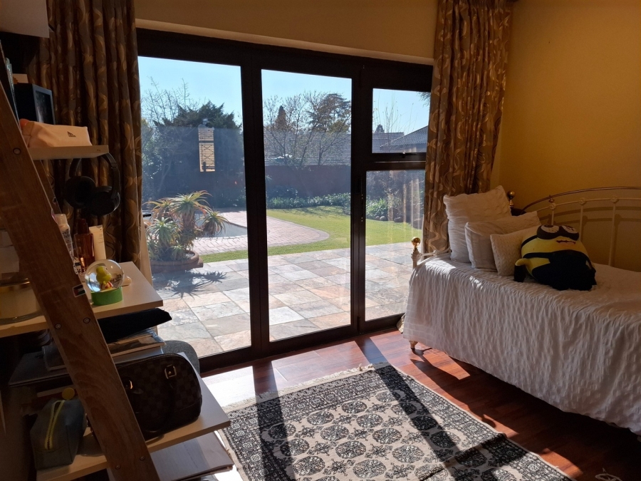 5 Bedroom Property for Sale in Lakefield Gauteng