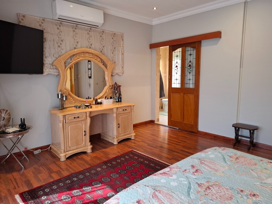 5 Bedroom Property for Sale in Lakefield Gauteng