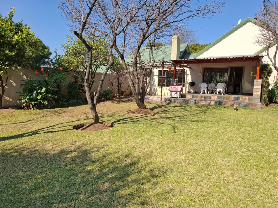 5 Bedroom Property for Sale in Lakefield Gauteng