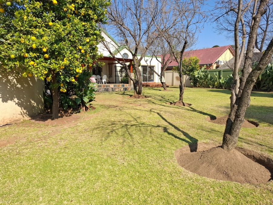 5 Bedroom Property for Sale in Lakefield Gauteng