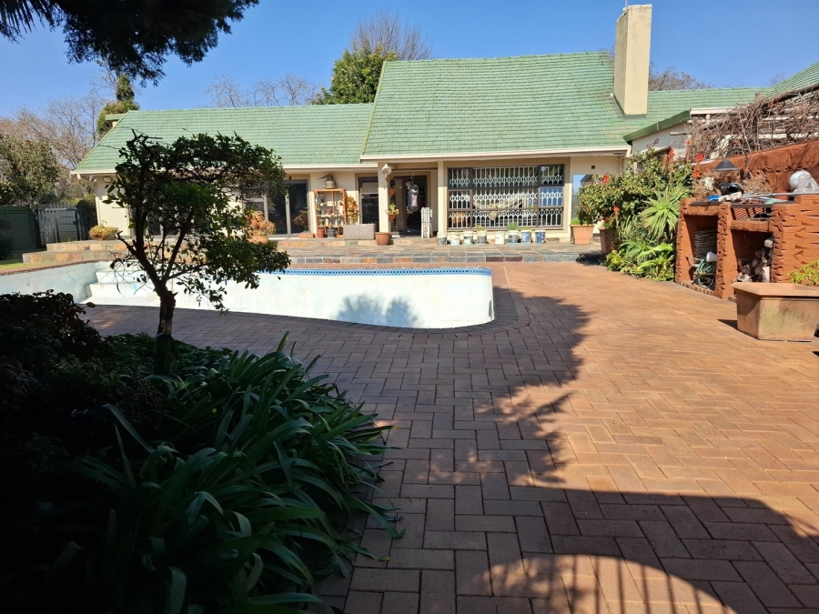 5 Bedroom Property for Sale in Lakefield Gauteng