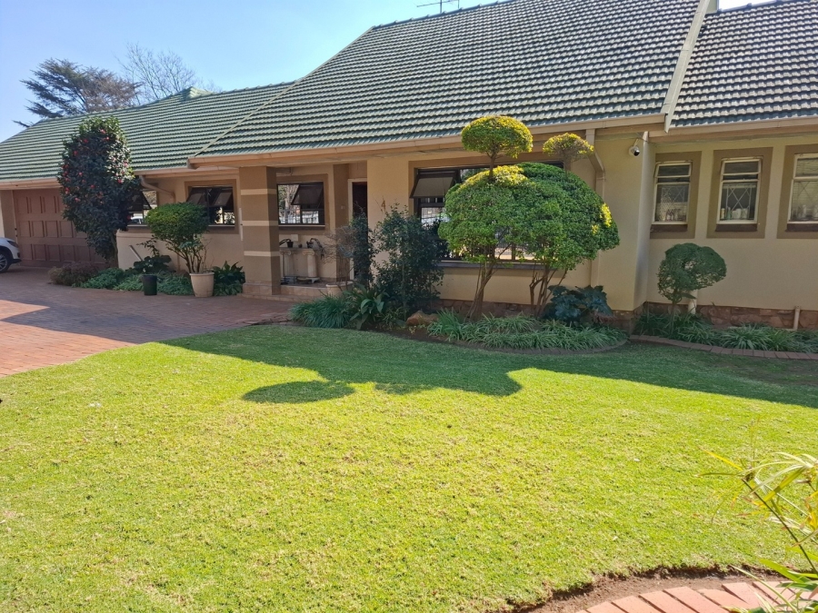 5 Bedroom Property for Sale in Lakefield Gauteng