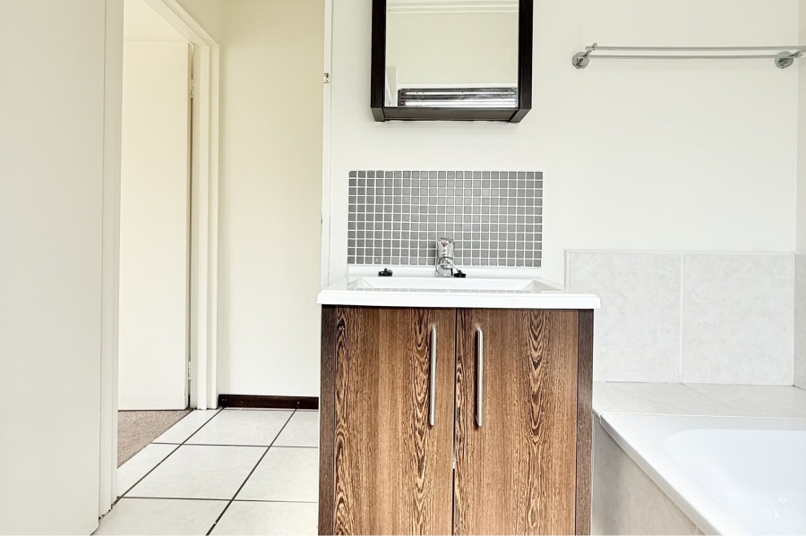 To Let 2 Bedroom Property for Rent in Fourways Gauteng
