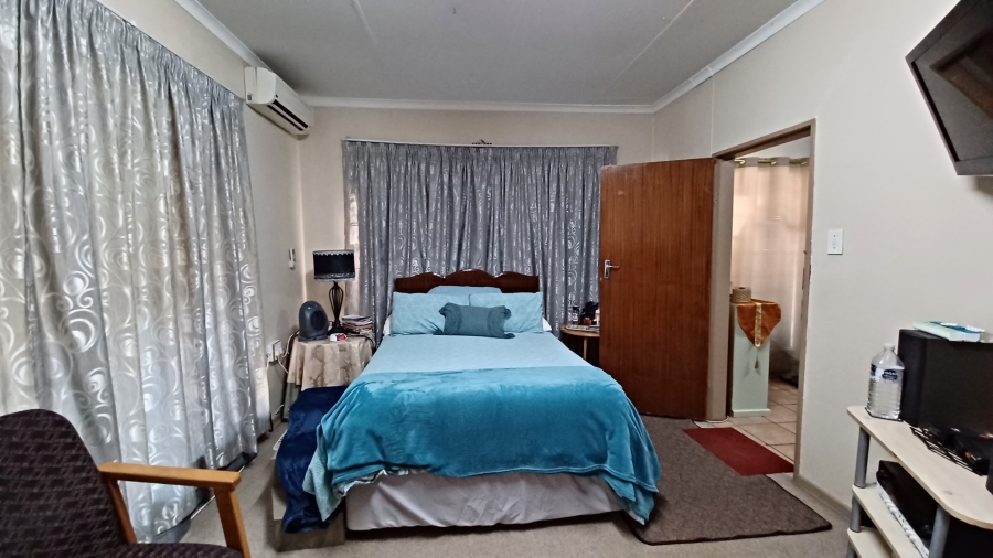 4 Bedroom Property for Sale in Flora Gardens Gauteng