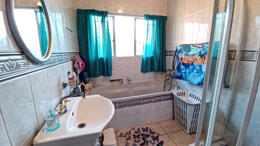 4 Bedroom Property for Sale in Flora Gardens Gauteng