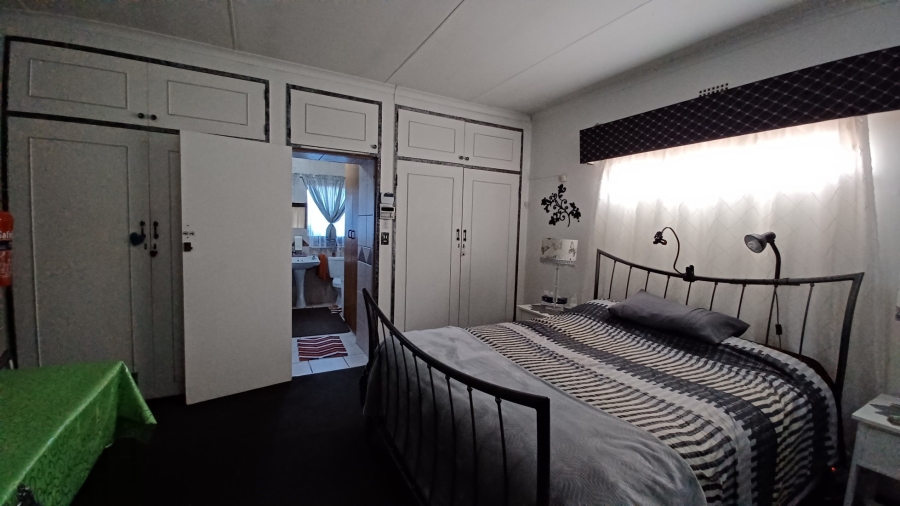 4 Bedroom Property for Sale in Flora Gardens Gauteng