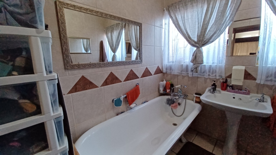 4 Bedroom Property for Sale in Flora Gardens Gauteng