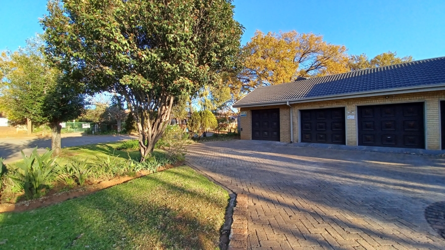 4 Bedroom Property for Sale in Flora Gardens Gauteng