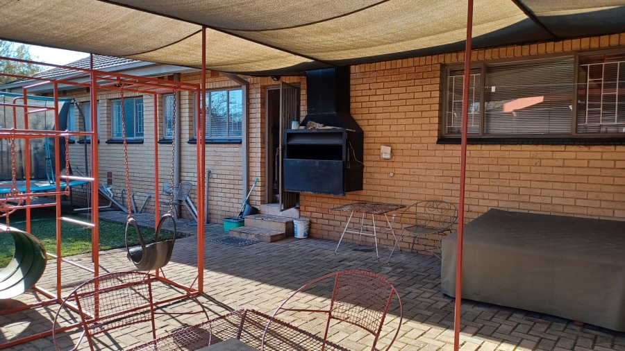 4 Bedroom Property for Sale in Flora Gardens Gauteng