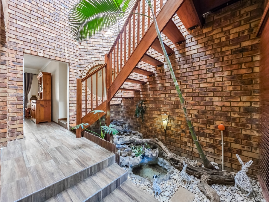 5 Bedroom Property for Sale in Moreleta Park Gauteng