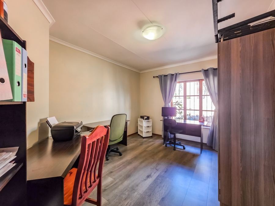 5 Bedroom Property for Sale in Moreleta Park Gauteng