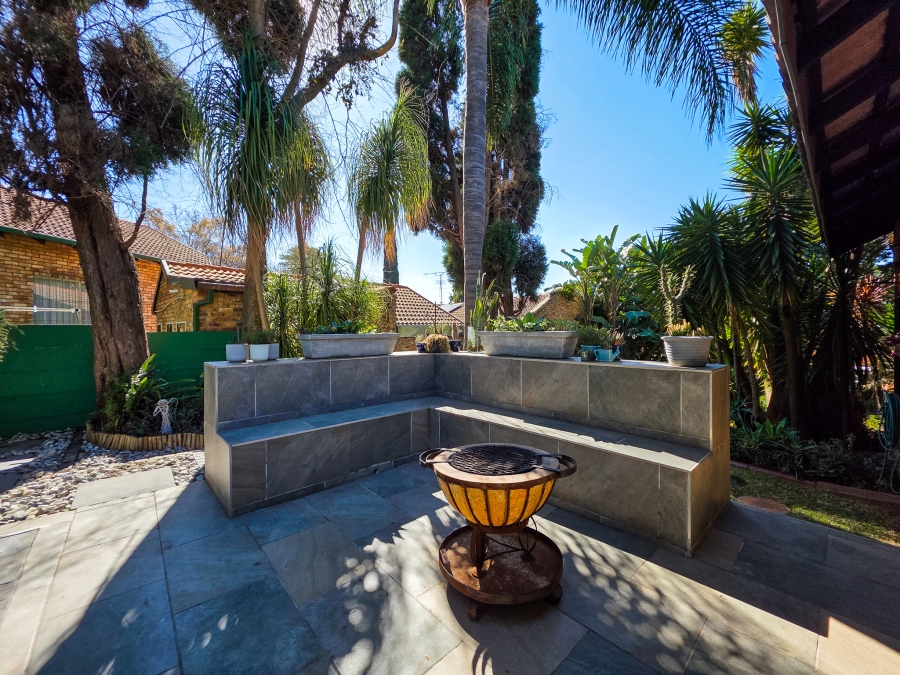 5 Bedroom Property for Sale in Moreleta Park Gauteng