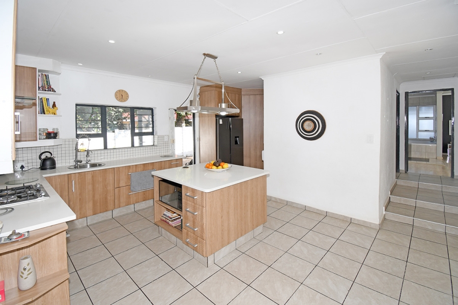 6 Bedroom Property for Sale in Olivedale Gauteng