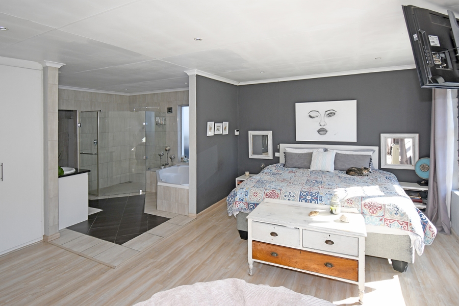 6 Bedroom Property for Sale in Olivedale Gauteng
