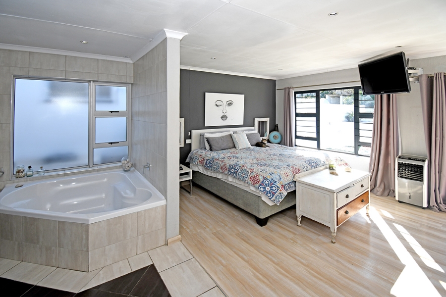 6 Bedroom Property for Sale in Olivedale Gauteng