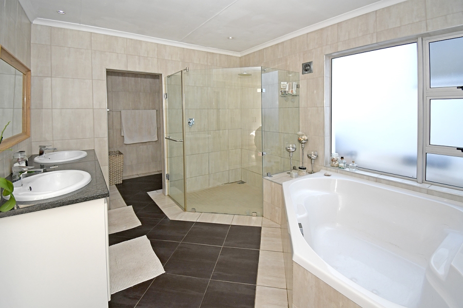 6 Bedroom Property for Sale in Olivedale Gauteng