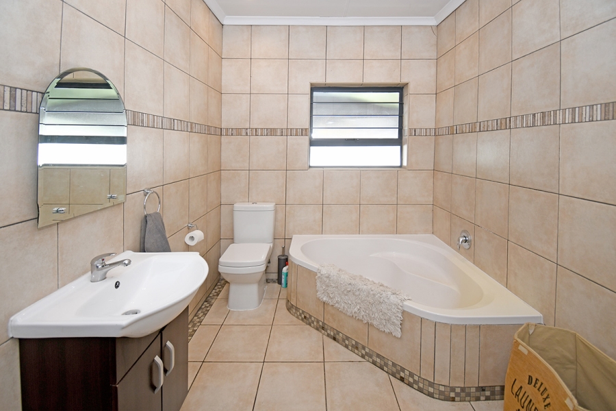 6 Bedroom Property for Sale in Olivedale Gauteng