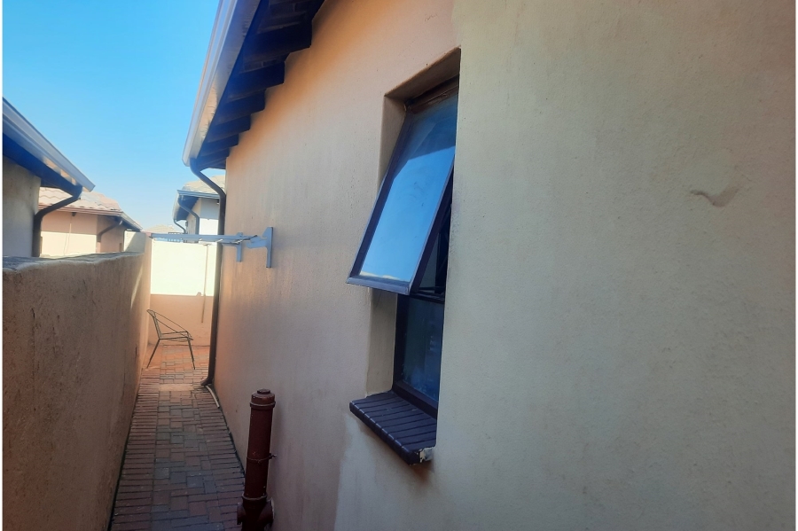 2 Bedroom Property for Sale in Clayville Gauteng