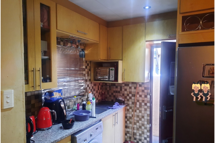 2 Bedroom Property for Sale in Clayville Gauteng