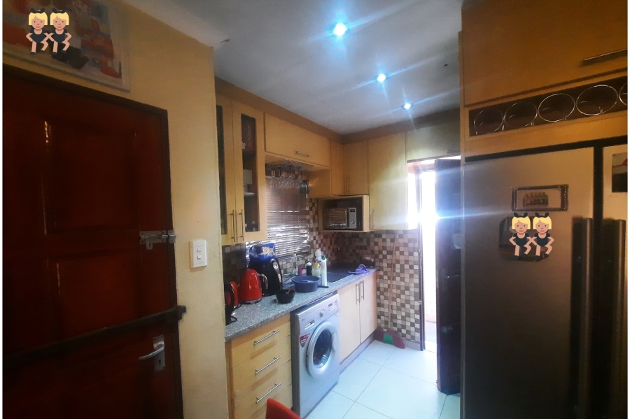 2 Bedroom Property for Sale in Clayville Gauteng