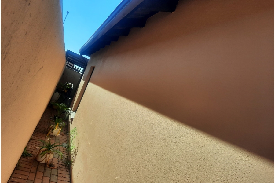 2 Bedroom Property for Sale in Clayville Gauteng
