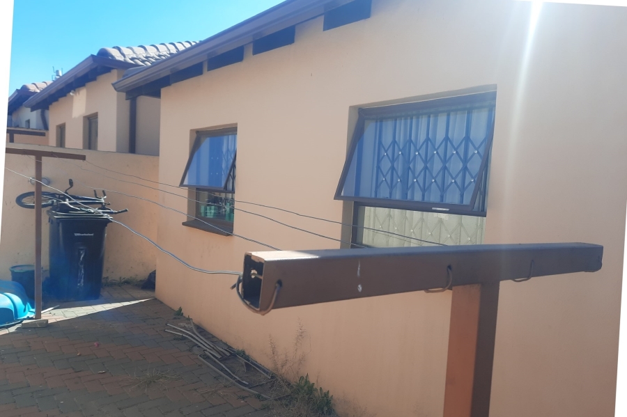 2 Bedroom Property for Sale in Clayville Gauteng
