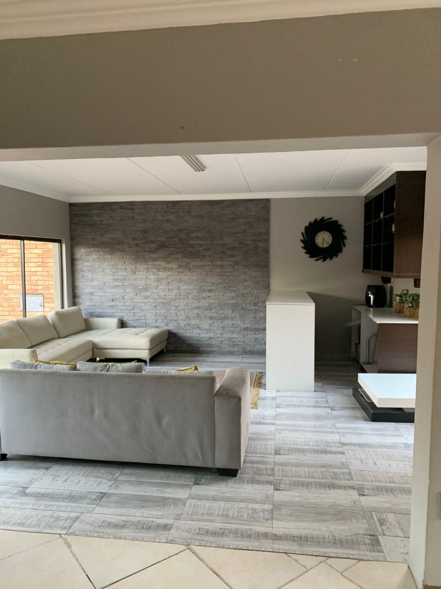4 Bedroom Property for Sale in Thatchfield Estate Gauteng