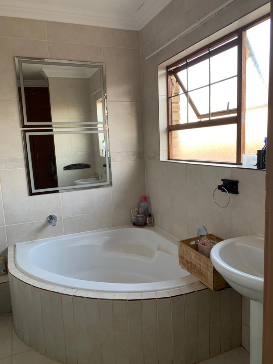 4 Bedroom Property for Sale in Thatchfield Estate Gauteng