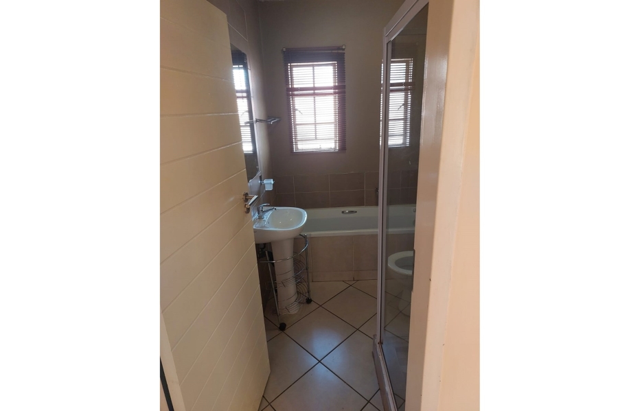 To Let 2 Bedroom Property for Rent in Monavoni Gauteng