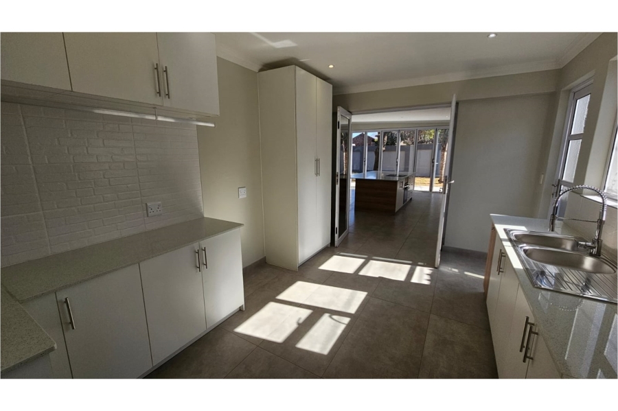 5 Bedroom Property for Sale in Wierda Park Gauteng