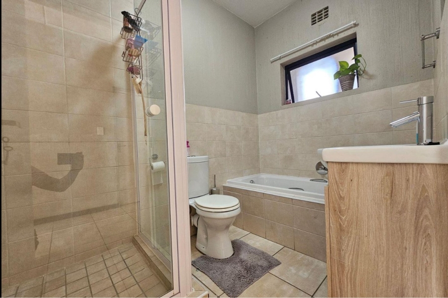 To Let 2 Bedroom Property for Rent in Barbeque Downs Gauteng