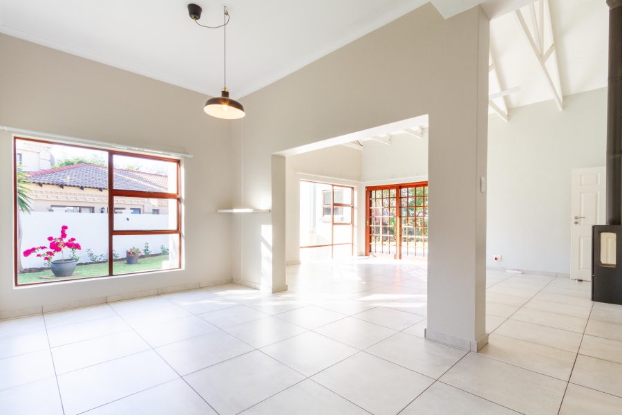 To Let 4 Bedroom Property for Rent in Silver Lakes Golf Estate Gauteng