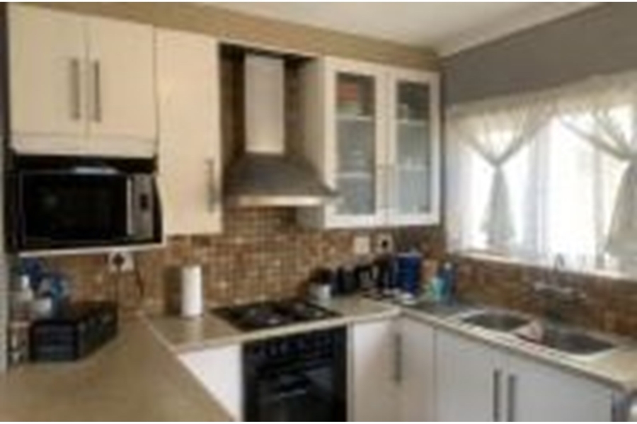 2 Bedroom Property for Sale in Mondeor Gauteng