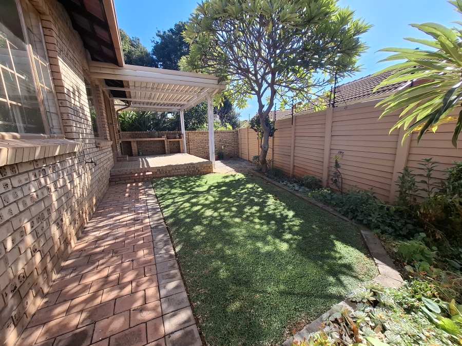 2 Bedroom Property for Sale in Faerie Glen Gauteng
