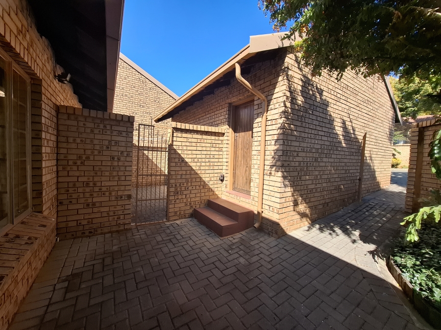 2 Bedroom Property for Sale in Faerie Glen Gauteng