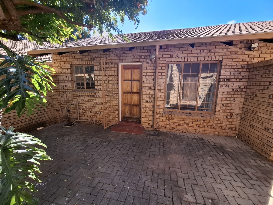 2 Bedroom Property for Sale in Faerie Glen Gauteng